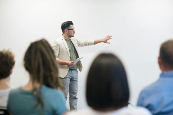 Toastmaster introducerer taler til konfirmation